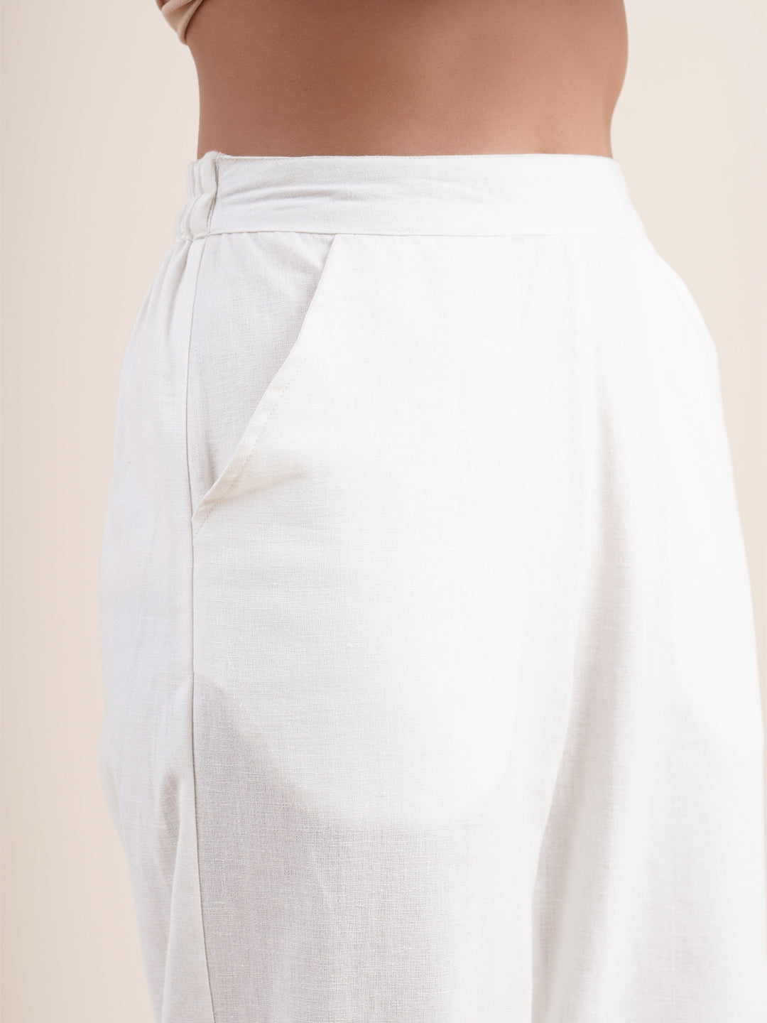 White- overlapped hem pants