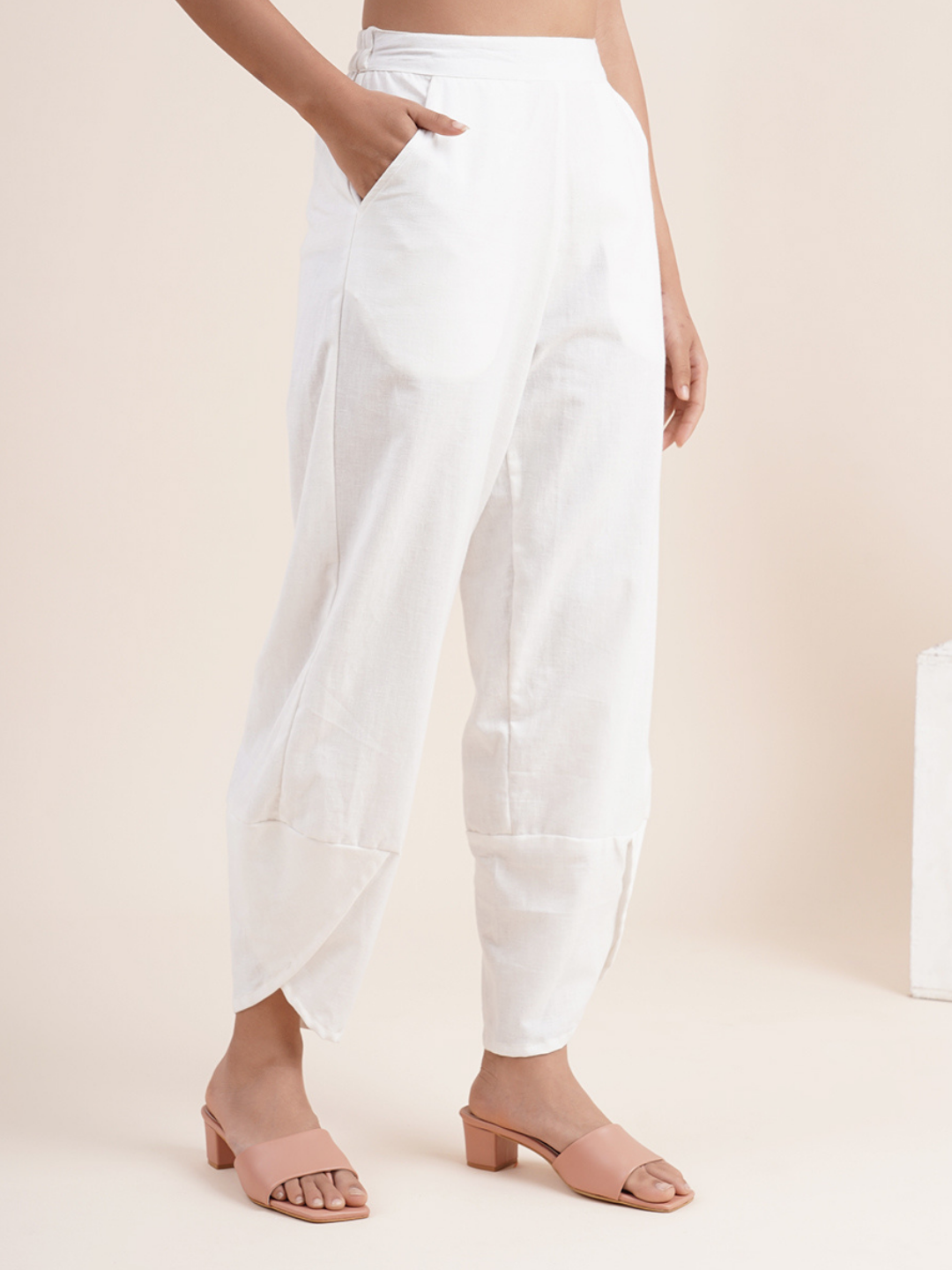 White- overlapped hem pants