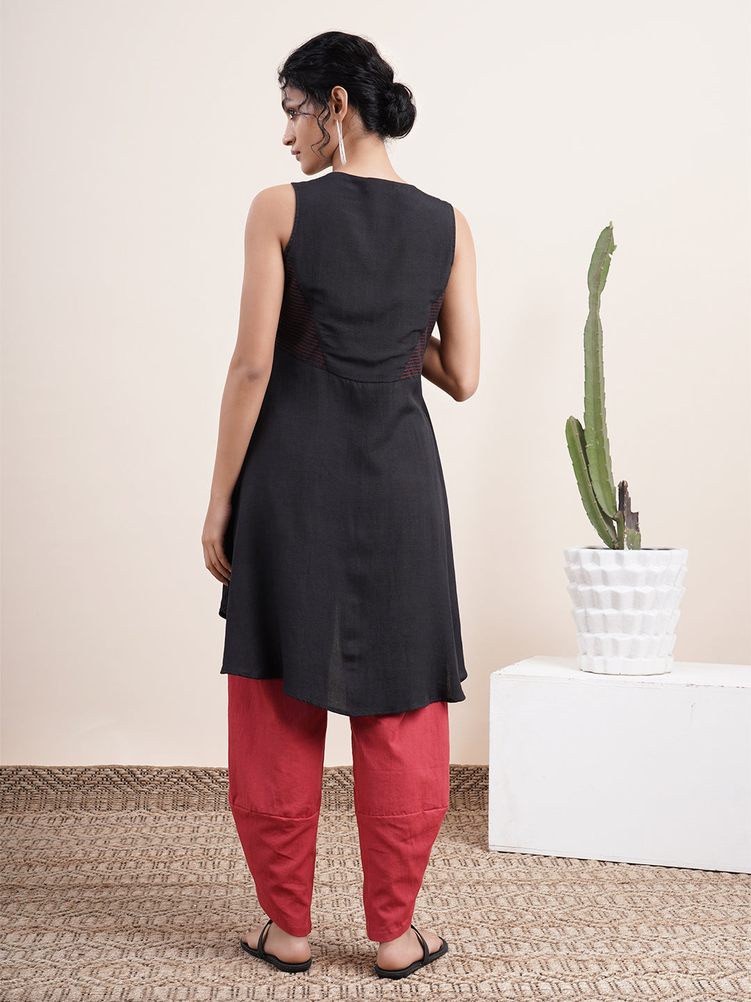 Black High low kurta paired with overlapped hem pants