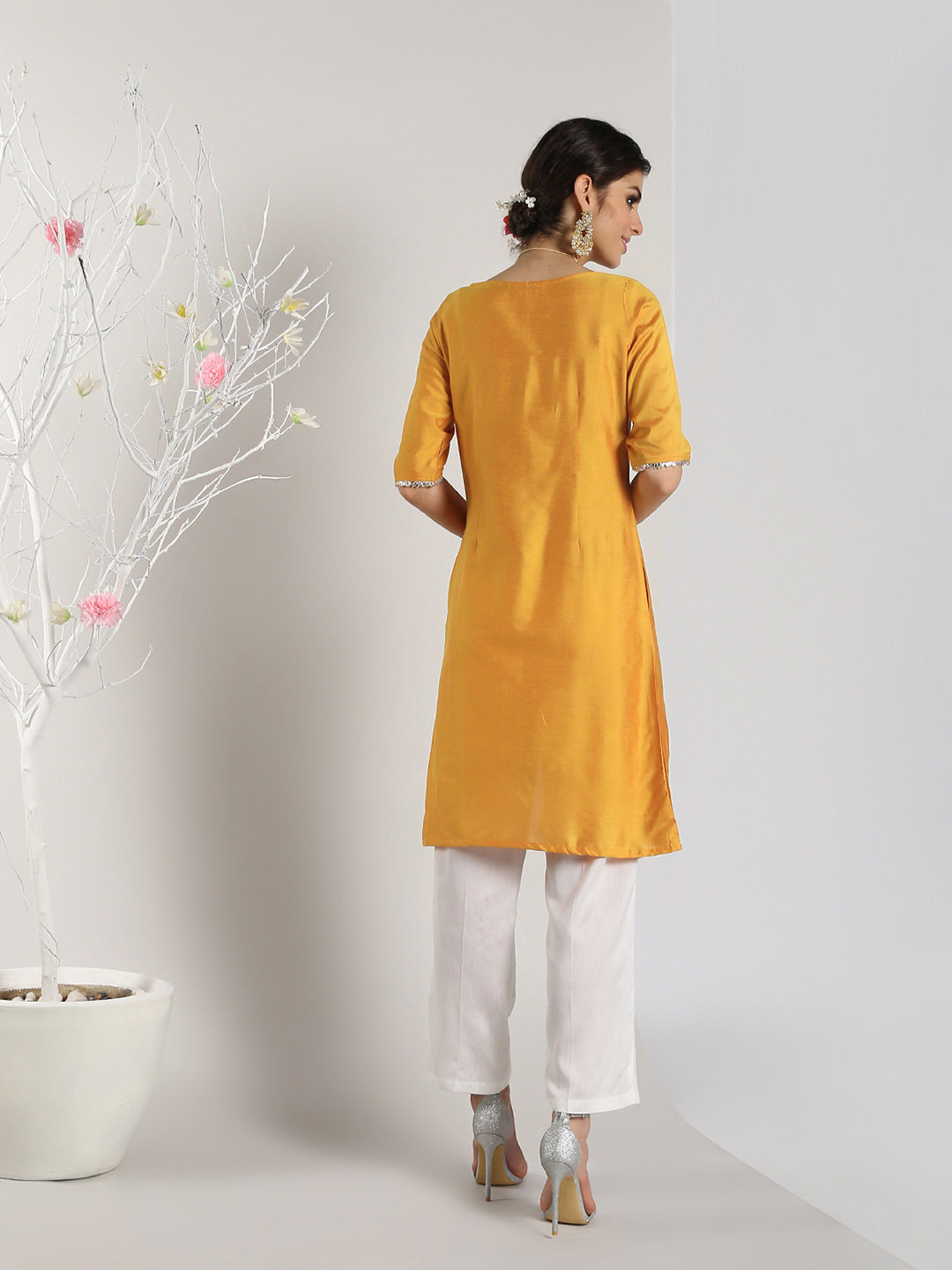 Abhishti Cotton Silk Abstract Lace Panelled Kurta