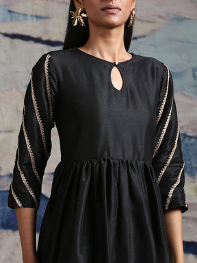 Cotton silk gathered dress with scalloped hemline and laced sleeves