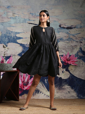 Cotton silk gathered dress with scalloped hemline and laced sleeves