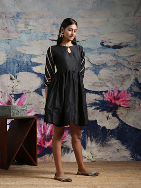 Cotton silk gathered dress with scalloped hemline and laced sleeves