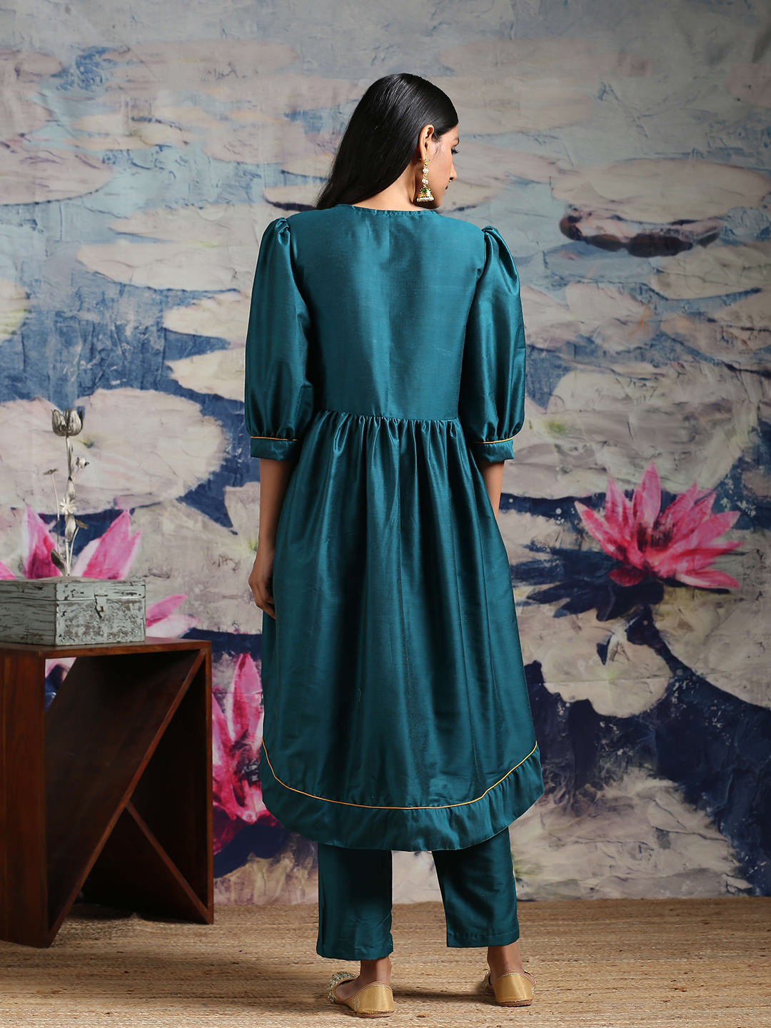 Cotton silk gathered kurta with U-hemline and contrast piping & facing