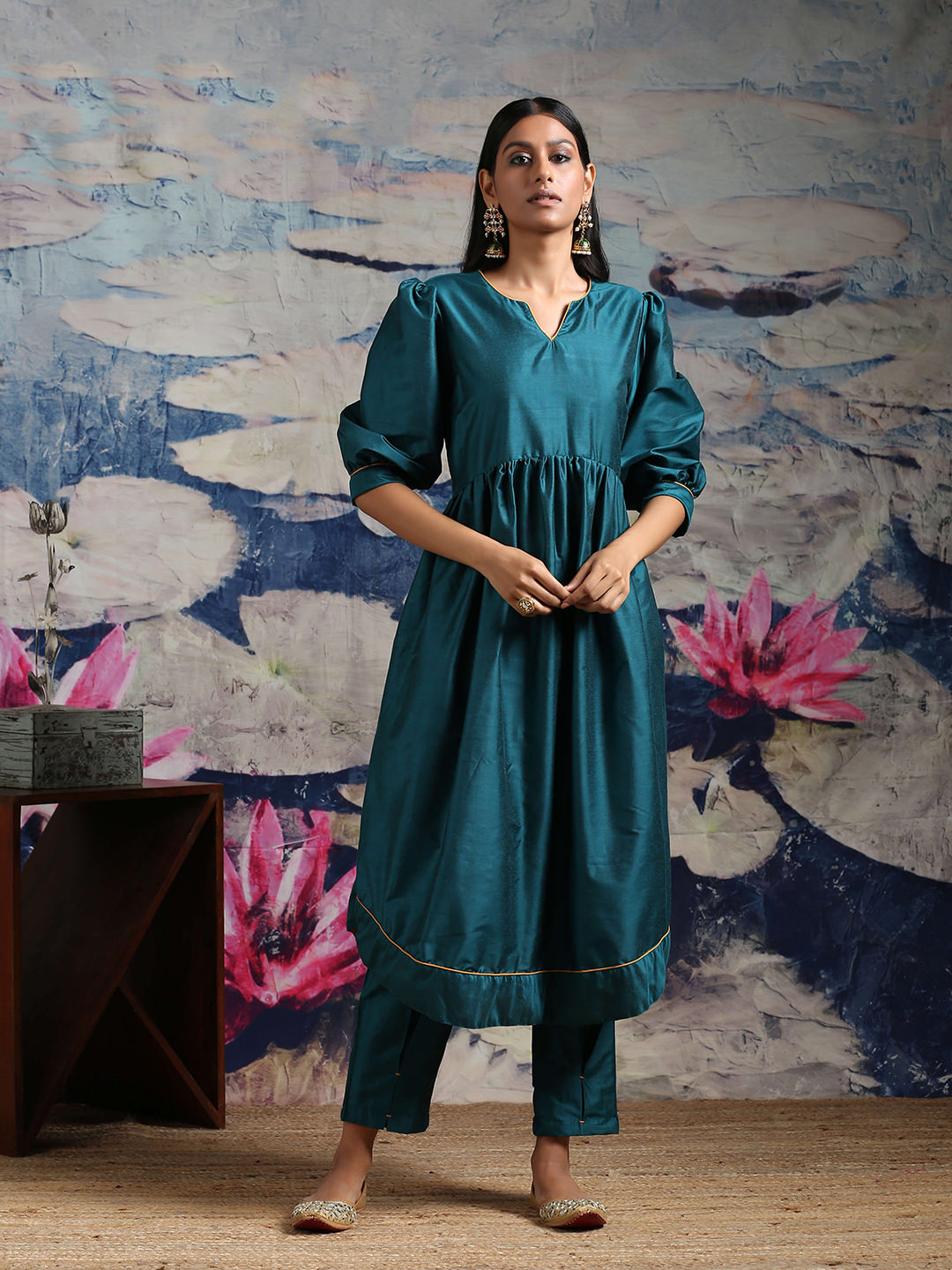 Cotton silk gathered kurta with U-hemline and contrast piping & facing