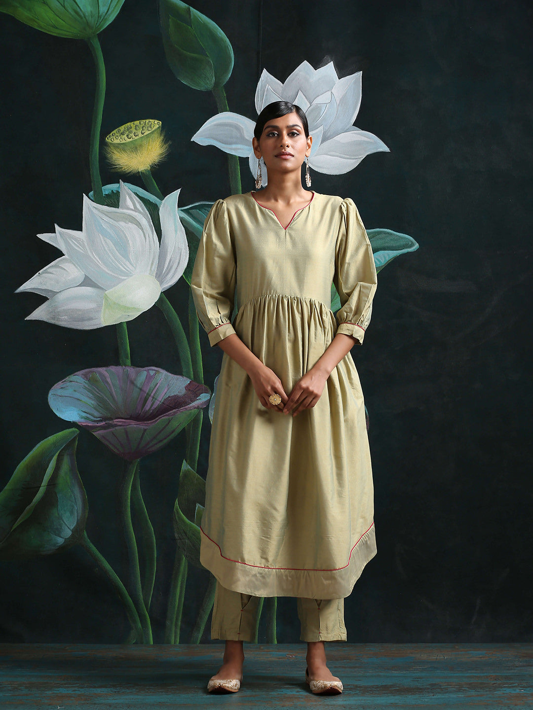 Cotton silk gathered kurta with U-hemline and contrast piping & facing
