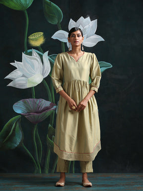 Cotton silk gathered kurta with U-hemline and contrast piping & facing