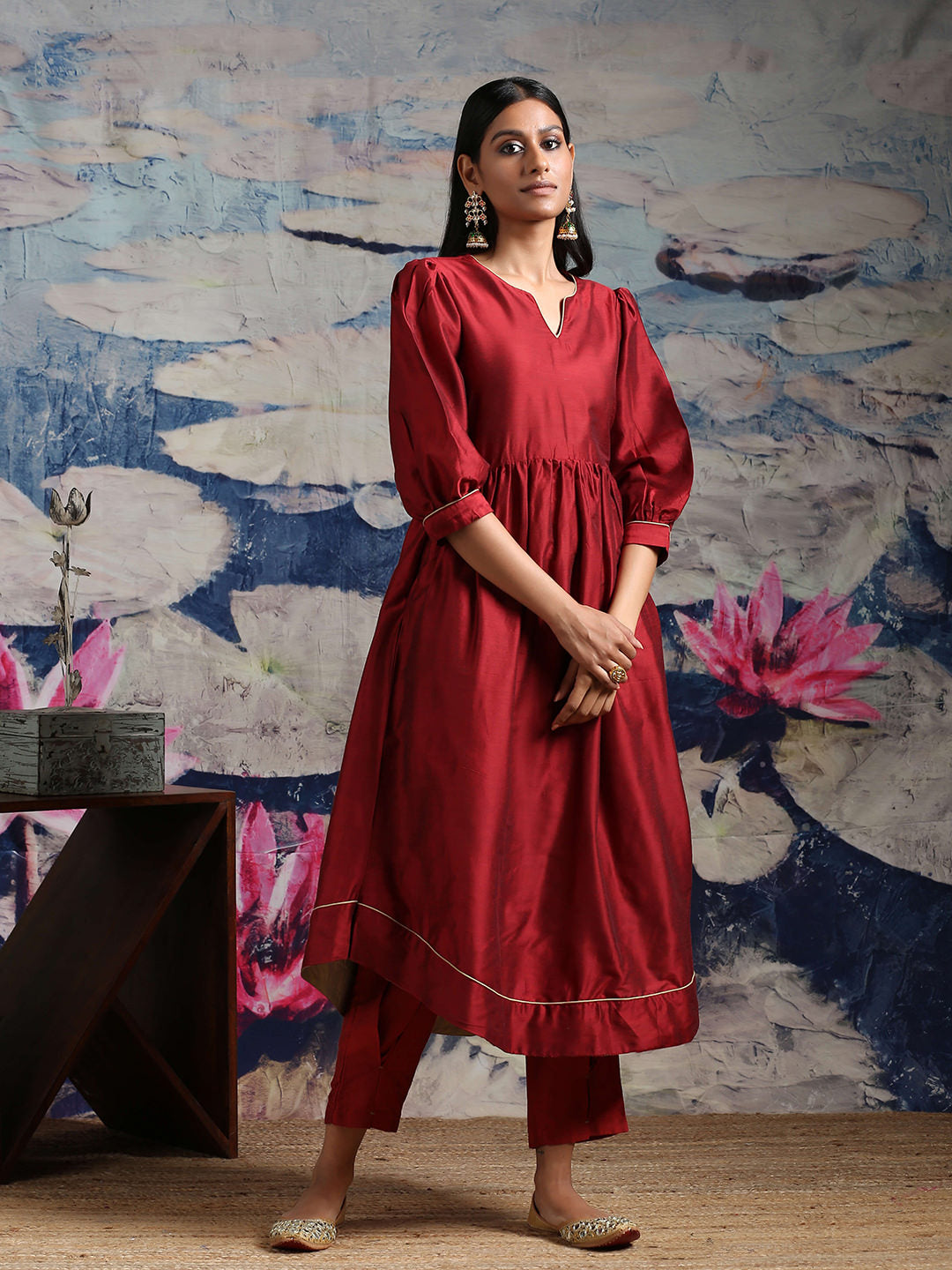 Cotton silk gathered kurta with U-hemline and contrast piping & facing