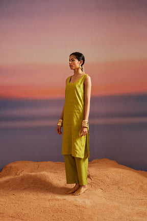 Macaw-Green Square Neckline Banarasi Kurta