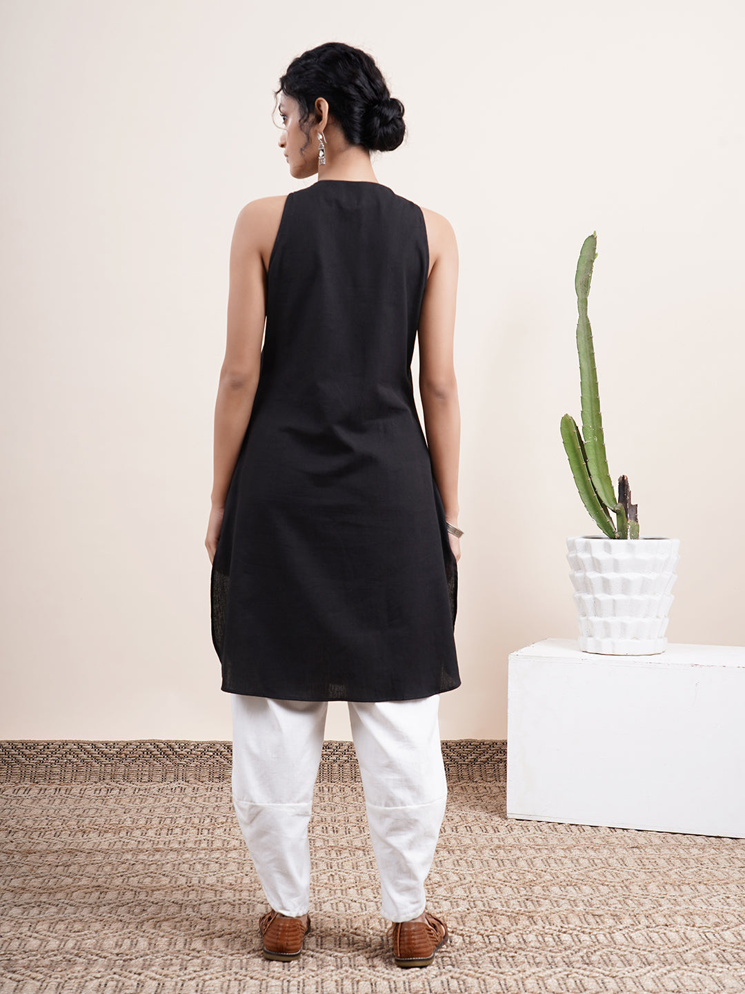 Black Kurta with keyhole neckline and front pockets