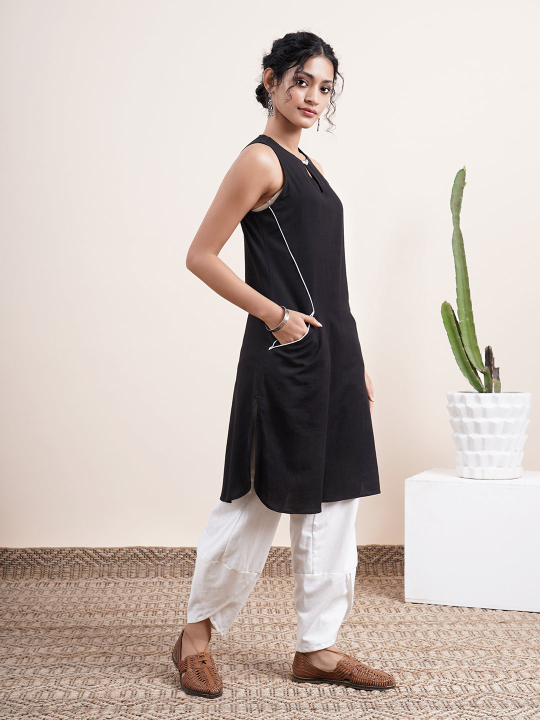 Black Kurta with keyhole neckline and front pockets