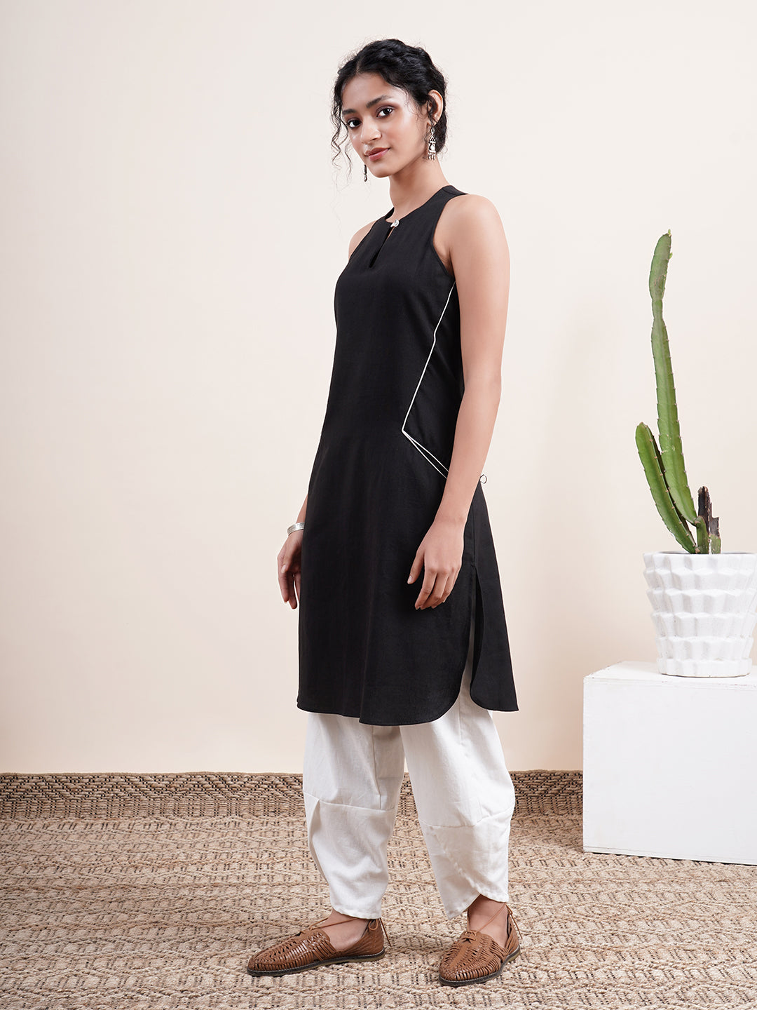 Black Kurta with keyhole neckline and front pockets