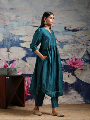 Cotton silk gathered kurta with U-hemline and contrast piping & facing, along with pleated pants Green