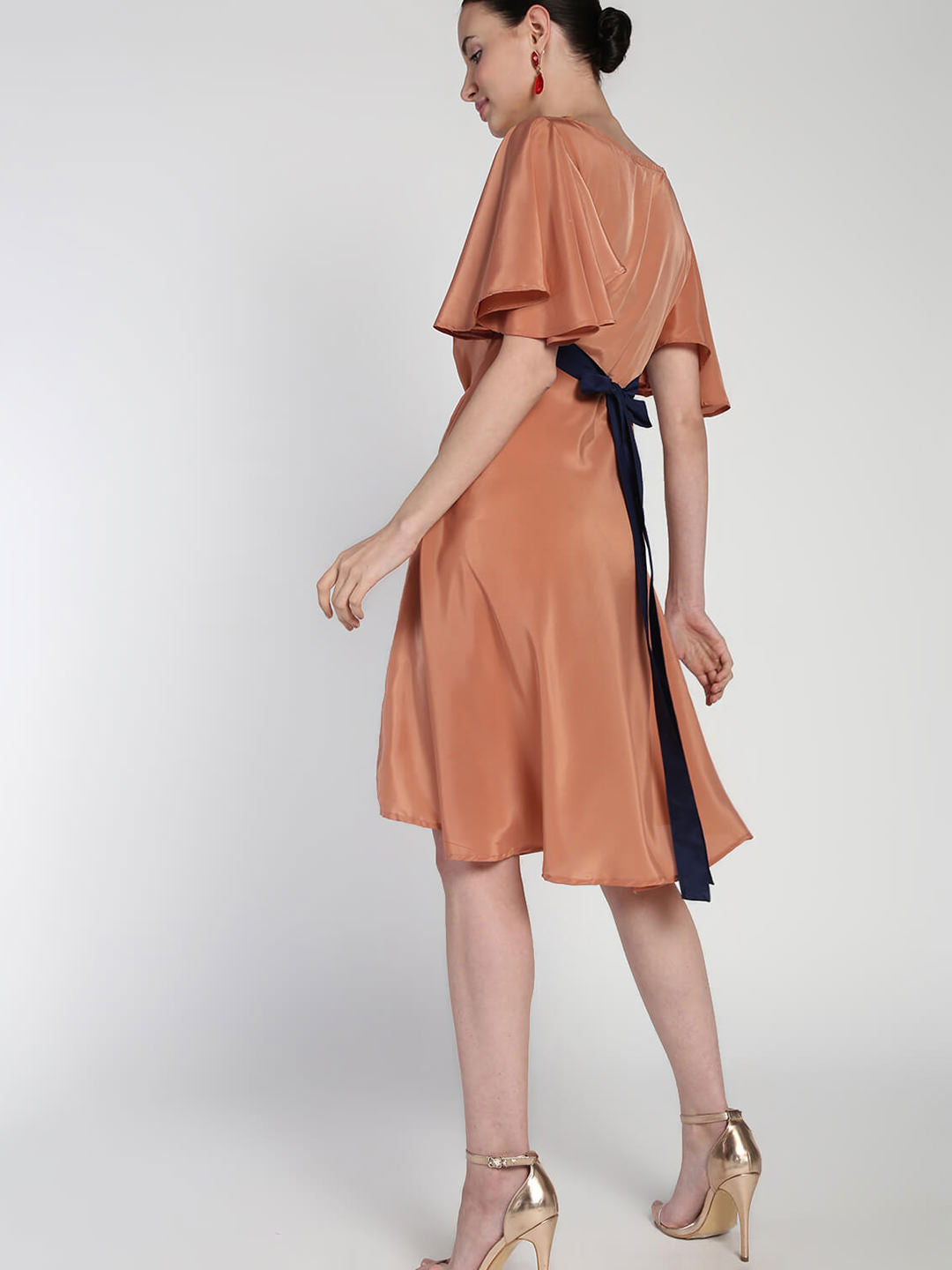 Waist detailed colorblocked crepe dress